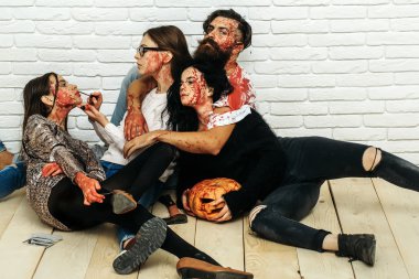 Zombi insanlar Cadılar Bayramı için hazır