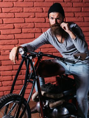 Motosikletli sakallı motorcu.