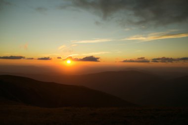 Gün batımı ile güzel dağ zirveleri