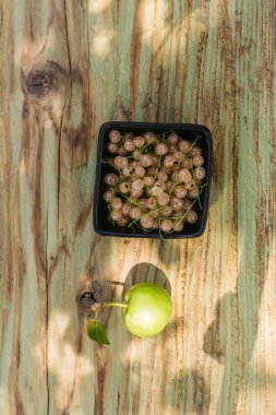 Beyaz kuş üzümü ve yeşil elma