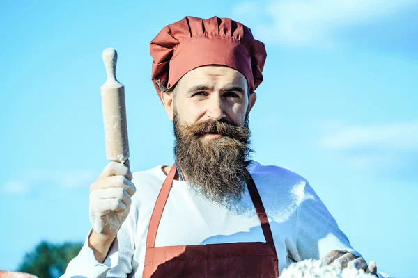 Homem cozinheiro segurando rolo pin — Fotografia de Stock