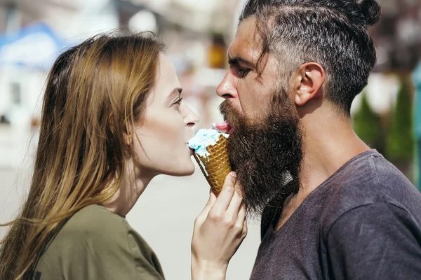 Ζευγάρι τρώει παγωτό — Φωτογραφία Αρχείου