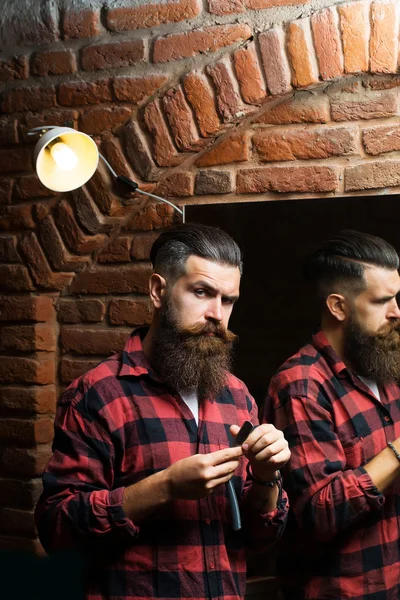 Людина з бритвою біля дзеркала — стокове фото