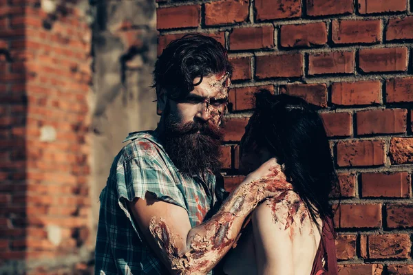 Homme zombie et fille effrayante — Photo