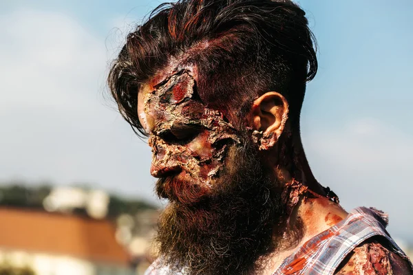 Uomo zombie barbuto — Foto Stock