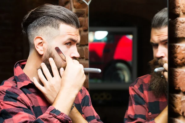 Man with razor near mirror — Stock Photo, Image
