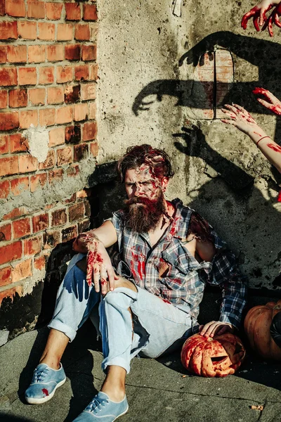 Zombie hombre con calabazas de halloween — Foto de Stock