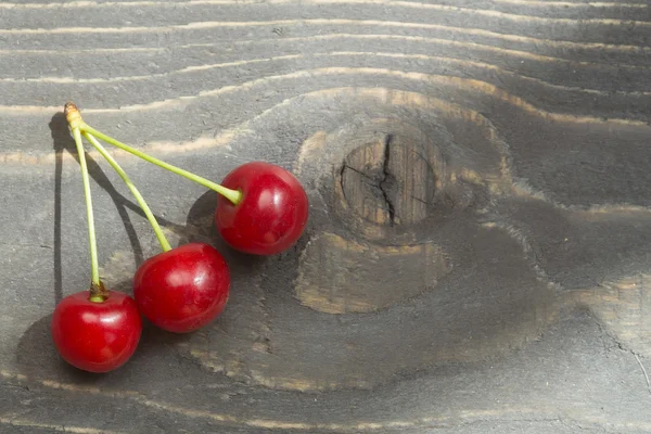 Rode kers op houten tafel — Stockfoto