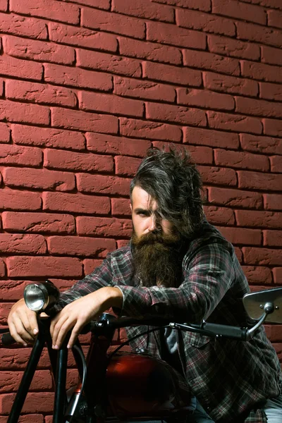 Barbuto biker uomo su moto — Foto Stock