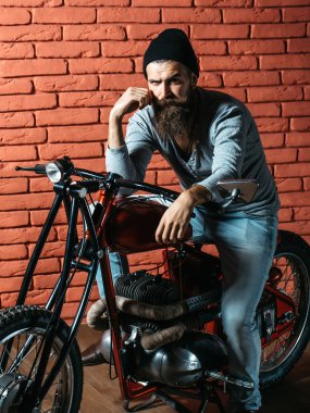 Motosikletli sakallı motorcu.