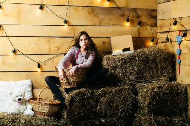 Saman balya üzerinde güzel kız