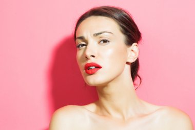 pembe bir arka plan üzerinde güzel bir kız