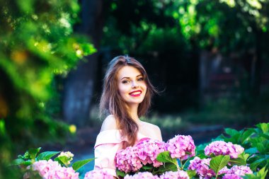 Ortanca çiçekleri oldukça gülümseyen kız