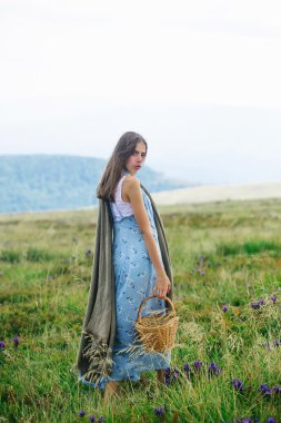 Sahada oldukça sevimli esmer