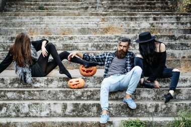 Cadılar Bayramı adam ve kızı ile kabak