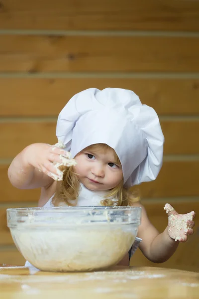 Menino feliz criança cozinhar amassar massa — Fotografia de Stock