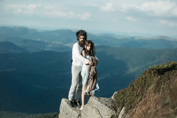 Romantische koppel op de bergtop — Stockfoto