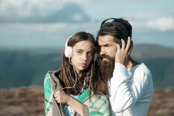 Jeune couple avec écouteurs — Photo