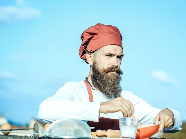 Hombre chef mezclando ingredientes — Foto de Stock