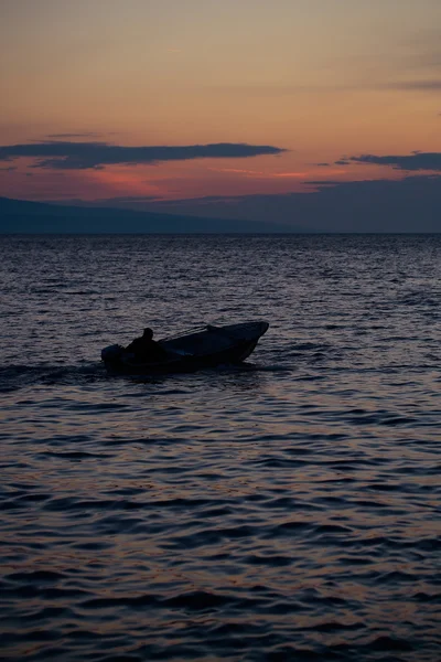 Bateau à moteur en mer — Photo