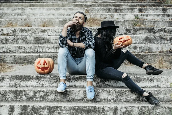 Coppia di Halloween con zucca — Foto Stock