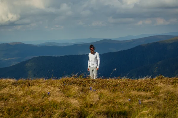 Hombre barbudo guapo en la montaña — Foto de Stock