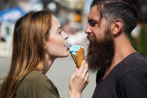 夫妻吃冰淇淋 — 图库照片