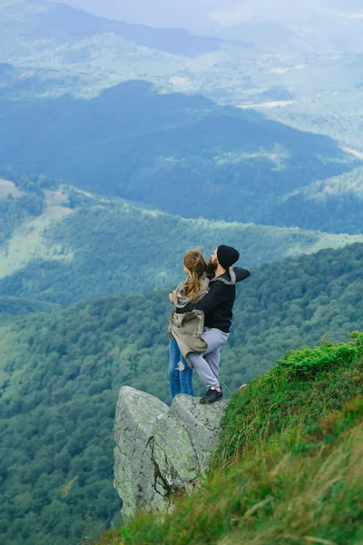 Romantic couple on mountain top — Stock Photo, Image