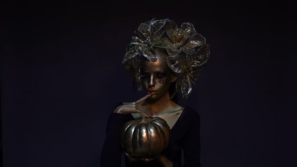 Señora de Halloween con calabaza dorada, manera creativa para las fiestas, bodypainting festivo — Vídeo de stock