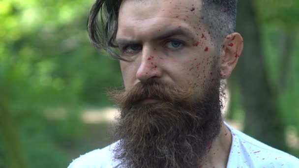 Goccia di sangue a un giovane uomo barbuto dopo la festa di Halloween — Video Stock