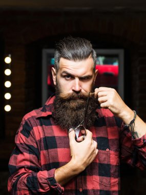 Makasla sakallı adam