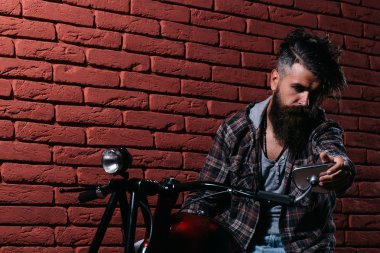 Motosikletli sakallı motorcu.