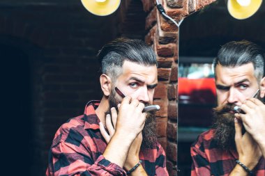 Aynanın yanında jileti olan adam.