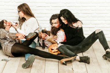 Zombi insanlar Cadılar Bayramı için hazır