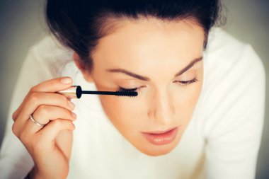 maskara ile oldukça şirin kız