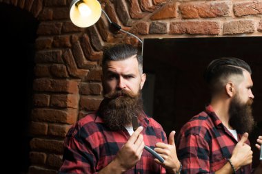 Aynanın yanında jileti olan adam.