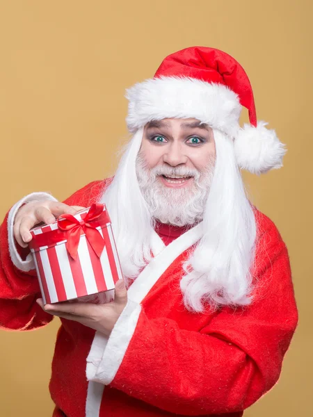 Feliz homem de Natal com presente — Fotografia de Stock