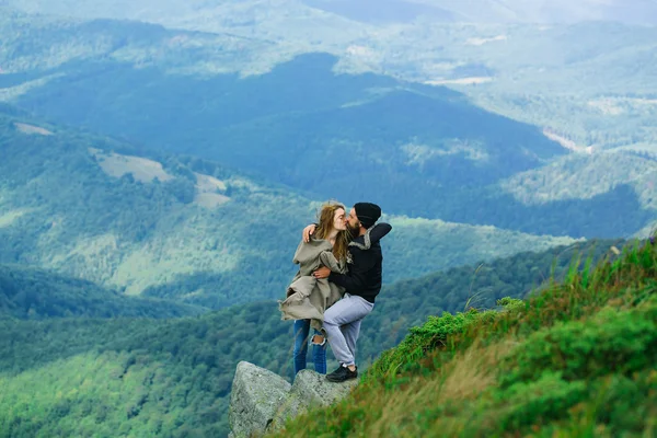 Dağ tepe üzerinde Romantik Çift — Stok fotoğraf