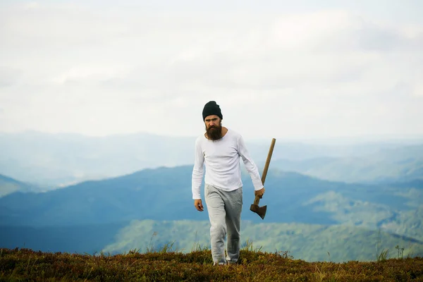 Hombre barbudo guapo con hacha — Foto de Stock