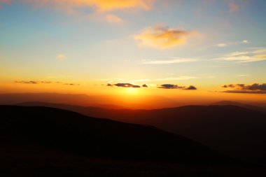 Gün batımı ile güzel dağ zirveleri