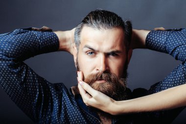 Sakallı yakışıklı adam