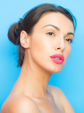 mavi zemin üzerine güzel bir kız