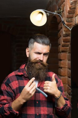 Aynanın yanında jileti olan adam.