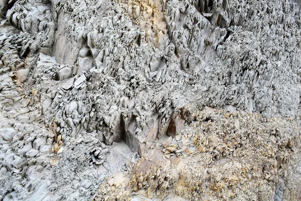 Серые скалы или каменные образования — стоковое фото