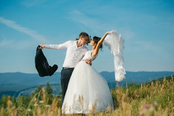 groom and bride summer field