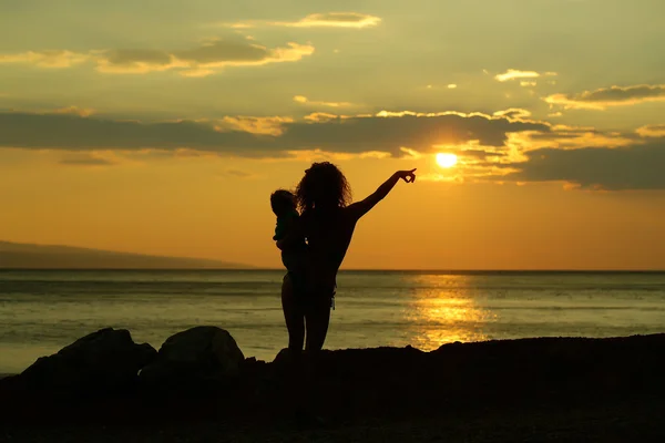 Mutter und Sohn am Strand — Stockfoto