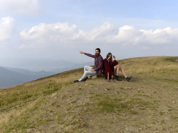 Couple on mountain top — Stock Photo, Image