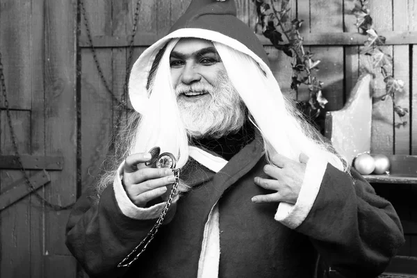 Noel Baba adam saat madalyon ile — Stok fotoğraf