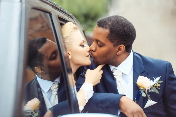 Happy newlyweds kiss — Stock Photo, Image