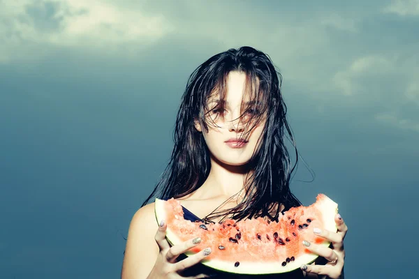 Vacker flicka på himlen med vattenmelon — Stockfoto